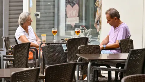 Murcia, 22 Jul. (EUROPA PRESS).- Varias personas se protegen del intenso calor con abanicos mientras un term&oacute;metro marca altas temperaturas en el centro de Murcia, este martes 22 de julio, durante un nuevo episodio de ola de calor que afecta a la Regi&oacute;n de Murcia. Foto: Kiko Asunci&oacute;n / Europa Press.