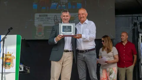 13:00 horas. Ferial Las Eras, Espinilla
El consejero de Cultura, Turismo y Deporte, Luis Mart&iacute;nez Abad, recibe el Premio a
la Promoci&oacute;n de Campoo, en el marco de la Feria de Ganado de Nuestra Se&ntilde;ora, a
la que tambi&eacute;n asiste el consejero de Salud, C&eacute;sar Pascual. 15 ago 26 &copy;&nbsp;Miguel D e la Parra