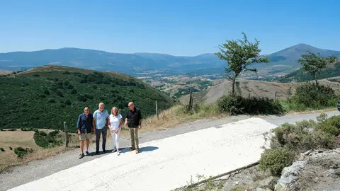 12:00 horas. Espinilla. Ayuntamiento de la Hermandad de Campoo de Suso. La consejera de Desarrollo Rural, Ganader&iacute;a, Pesca y Alimentaci&oacute;n, Mar&iacute;a Jes&uacute;s Susinos, visita caminos en la Hermandad de Campoo de Suso. 21 de julio de 2026 &copy; Ra&uacute;l Lucio