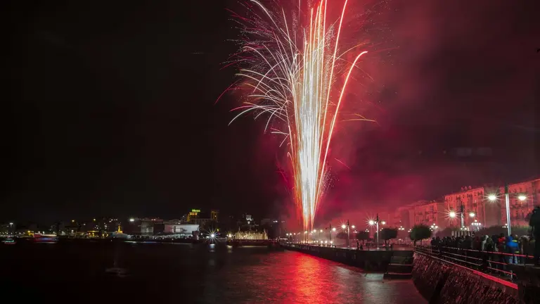 DAVID S. BUSTAMANTE 27/07/2019 SANTANDER/ CANTABRIA Fuegos artificiales en la Bah&iacute;a de Santander