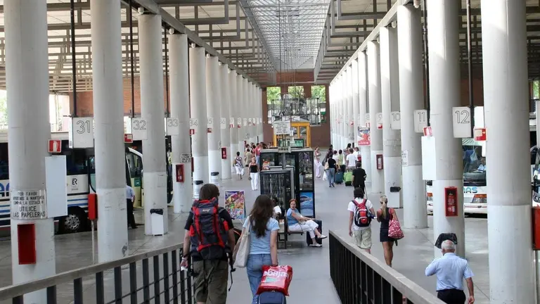 Pasajeros en la estaci&oacute;n de autobuses de Plaza de Armas en Sevilla