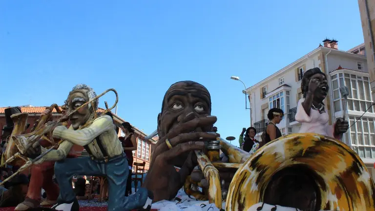    La carroza titulada "Improvisando...Jazz" de las pe&ntilde;as Cuines, Sierpes y Meng&uuml;es se ha hecho con el primer premio del certamen de San Mateo, dotado con 5.300 euros y trofeo