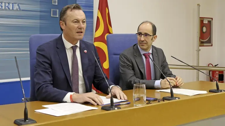 El consejero de Desarrollo Rural, Ganader&iacute;a, Pesca, Alimentaci&oacute;n y Medio Ambiente de Cantabria, Guillermo Blanco, y el gerente de Ecoembes en Cantabria, Fernando Bl&aacute;zquez