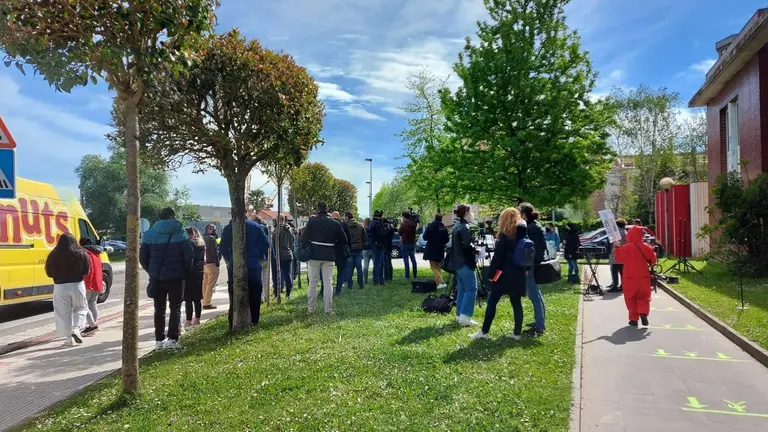 Protstat de hosteleros junto al centro de salud donde se ha vacunado el presidente Miguel &Aacute;ngel Revilla contra el Covid