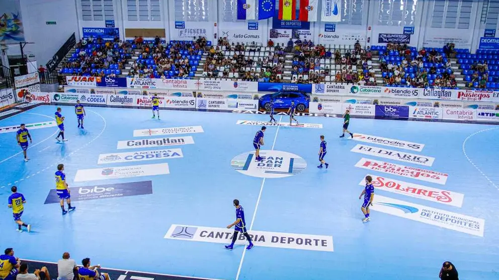 Imagen del partido Barlinek Industria Kielce vs Frigoríficos del Morrazo Cangas del Torneo Internacional Cantabria Deporte en el Pabell&oacute;n Polideportivo Exterior de La Albericia (Santander, Cantabria) el 19/8/2023. Foto: Diego G&oacute;mez / DG Audiovisuales.