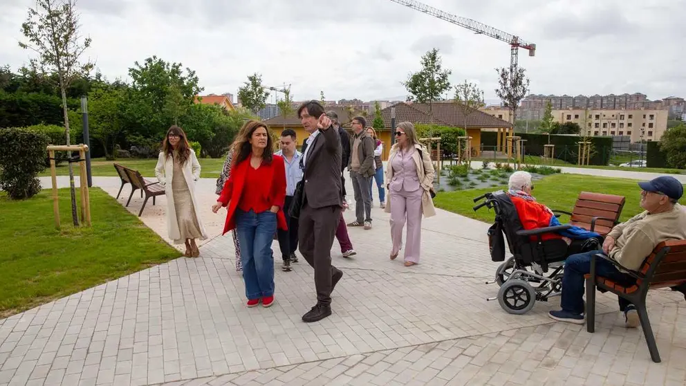11:30 horas. Santander. https://maps.app.goo.gl/MWBG8TYNT5LB1vQD9
La consejera de Inclusi&oacute;n Social, Juventud, Familias e Igualdad, Bego&ntilde;a G&oacute;mez del
R&iacute;o, asiste a la inauguraci&oacute;n de los jardines del CAD Santander. 22 abril 26 &copy; Miguel De la Parra