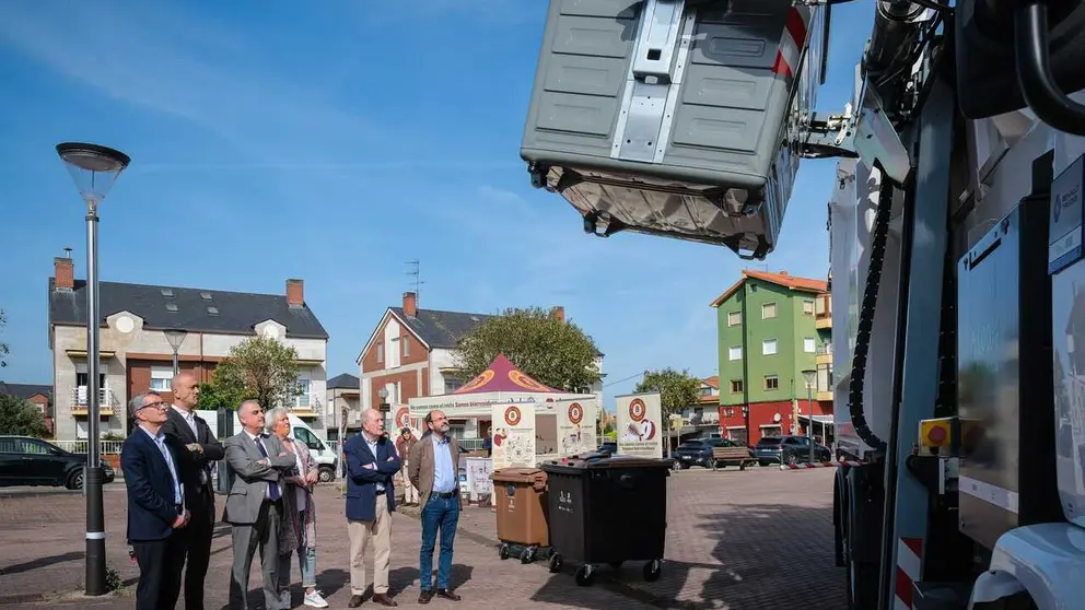 11:00 horas. Plaza de La Ermita, Tanos. El consejero de Fomento, Vivienda, Ordenaci&oacute;n del Territorio y Medio Ambiente, Roberto Media, participa en el acto de inicio de recogida del contenedor marr&oacute;n en Torrelavega. 23 de abril de 2026 &copy; Ra&uacute;l Lucio