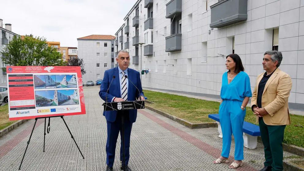 El consejero de Fomento, Vivienda, Ordenaci&oacute;n del Territorio y Medio Ambiente, Roberto Media, visita de las obras de rehabilitaci&oacute;n del barrio de Cajo-Casas de Renfe.
16 jul 26