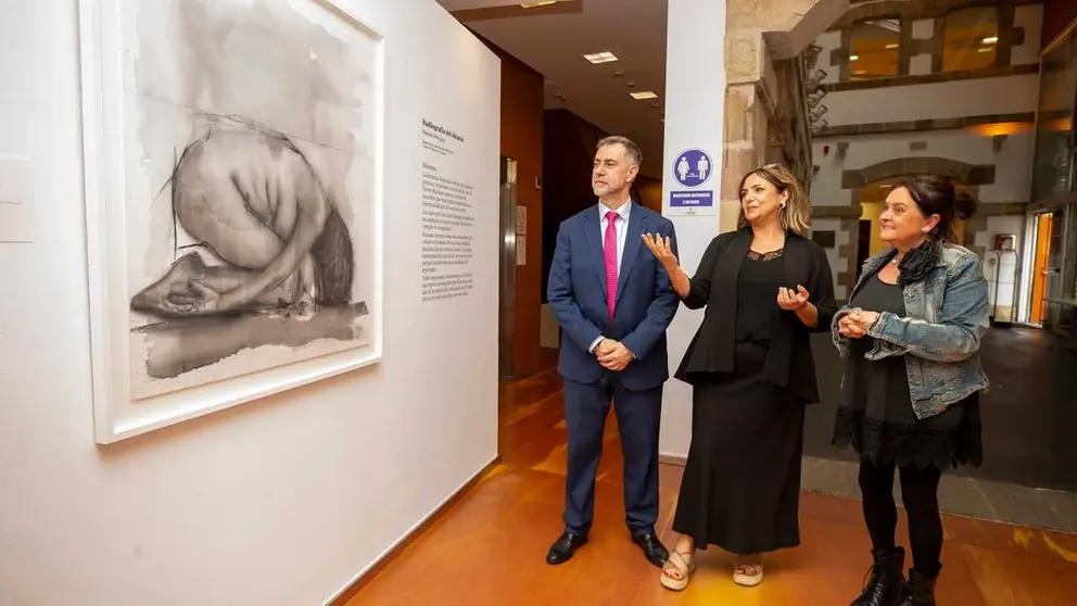 17:00 horas Sala Mauro Muriedas, Calle Pedro Alonso Revuelta, 5 Torrelavega
El consejero de Cultura, Turismo y Deporte, Luis Mart&iacute;nez Abad, visita la exposici&oacute;n de Nieves Moriano
18 JUNIO 26 &copy; Miguel De la Parra