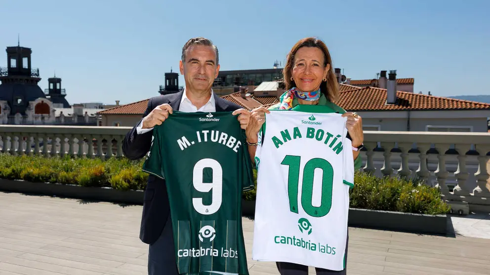 ANA BOTIN Y MANUEL ITURBE CON LA CAMISETA DEL RACING