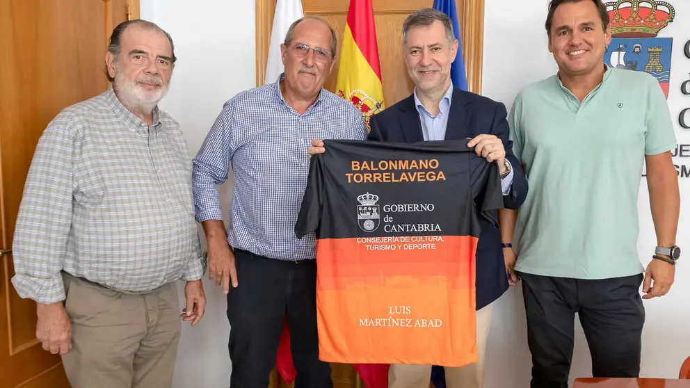11:00 horas. Despacho del consejero
El consejero de Cultura, Turismo y Deporte, Luis Mart&iacute;nez Abad, recibe al presidente de la Fundaci&oacute;n BATHCO Torrelavega.