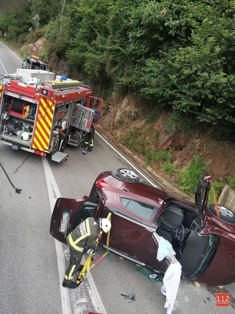 Coche accidentado en Praves