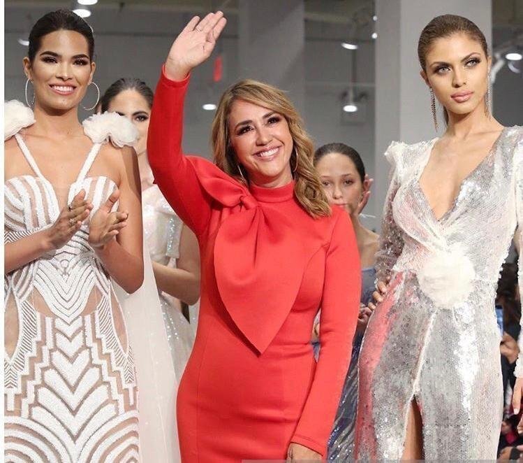 Rosita Hurtado Foto 3 saludando final desfile