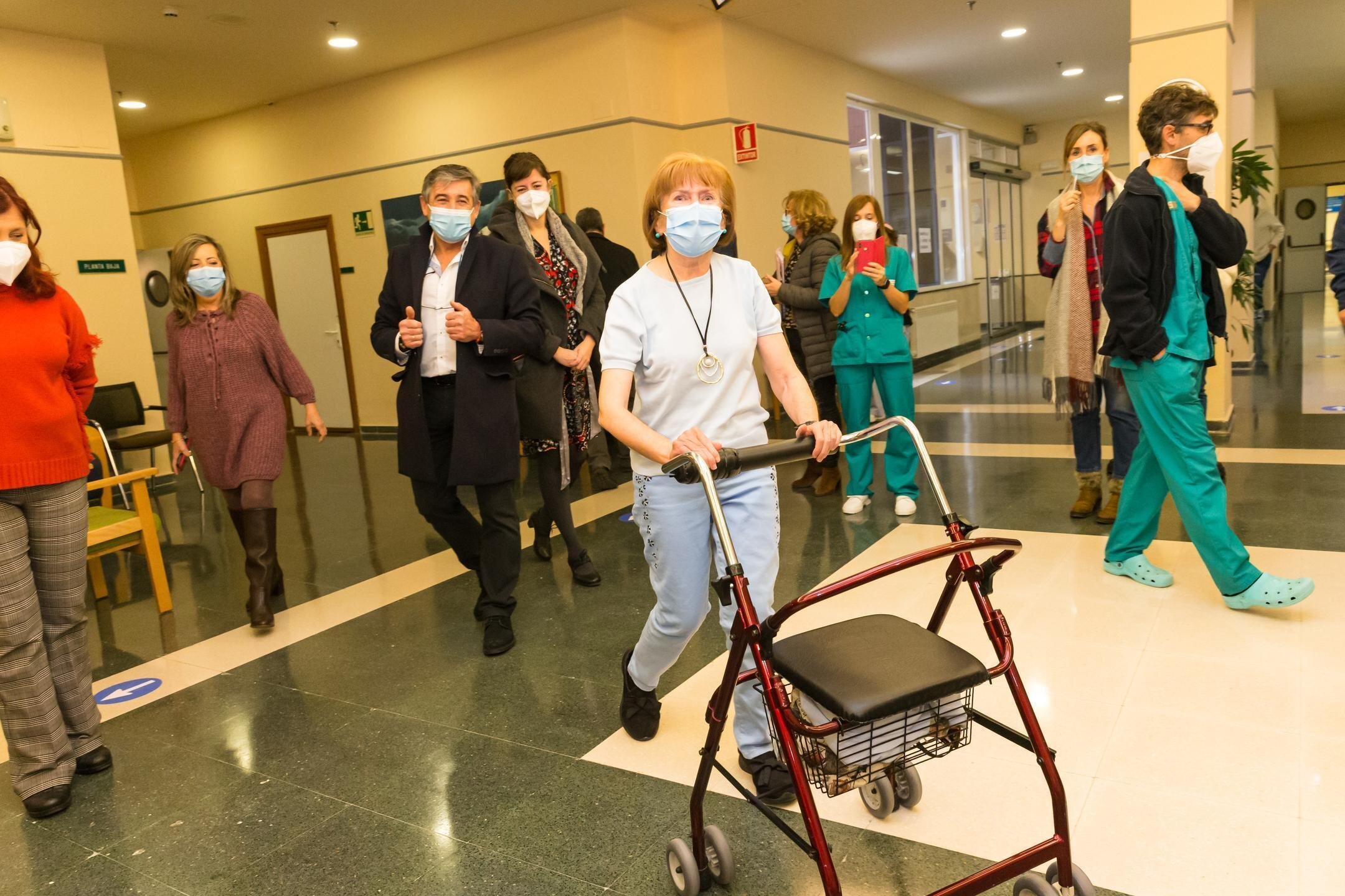 12:00. CAD de Cueto. Inicio de la vacunación contra la COVID-19. María Dolores Zuluriaga (72 años) 27 de diciembre de 2020 © Raúl Lucio