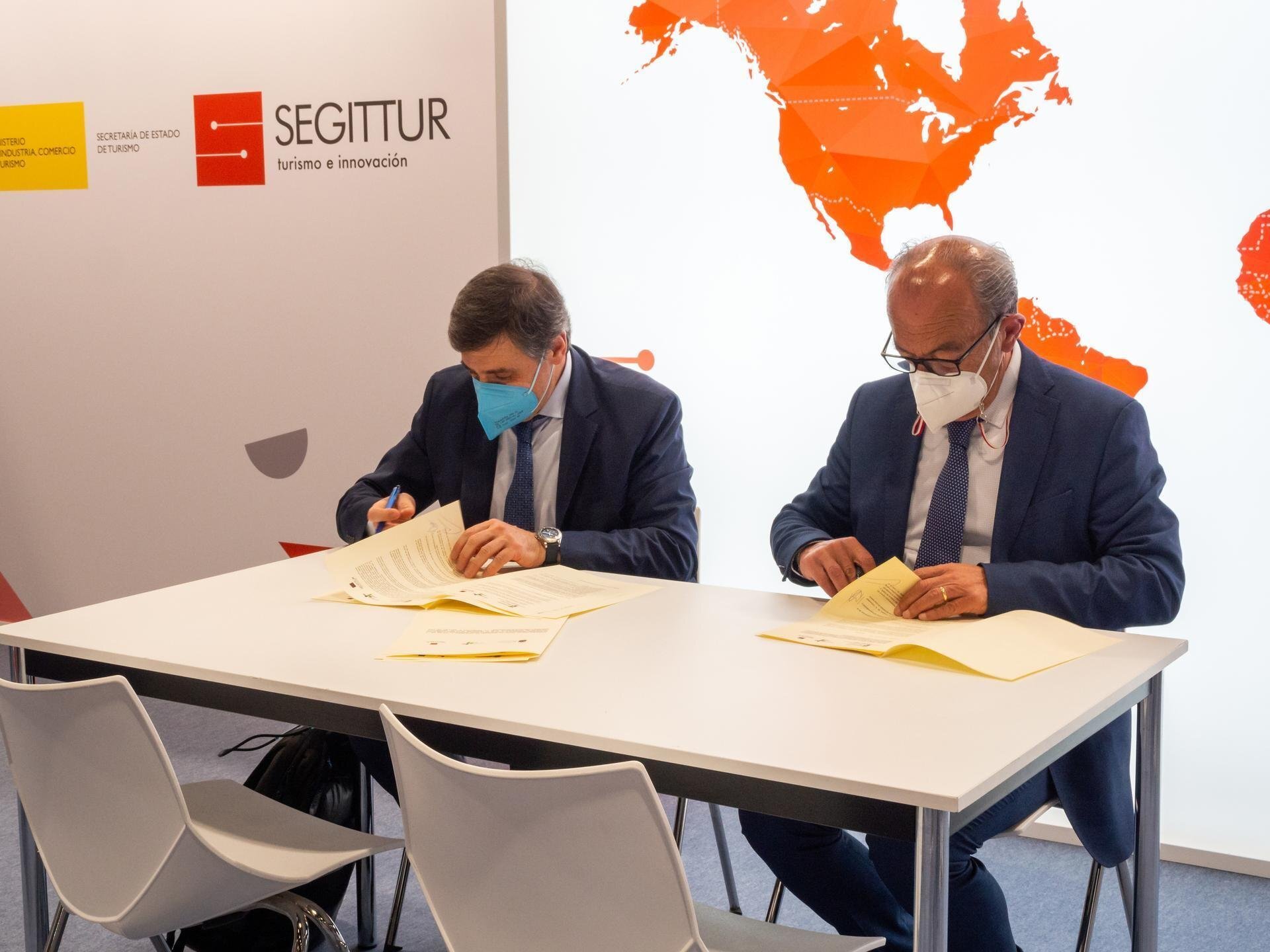 OLYMPUS DIGITAL CAMERA
El consejero de Industria, Turismo, Innovación, Transporte y Comercio, Javier López Marcano, y el presidente la Sociedad Mercantil Estatal para la gestión de la Innovación y las Tecnologías Turísticas (SEGITTUR), Enrique Martínez Marín, firman un convenio marco entre el Gobierno de Cantabria y esta entidad. 
20 may 21