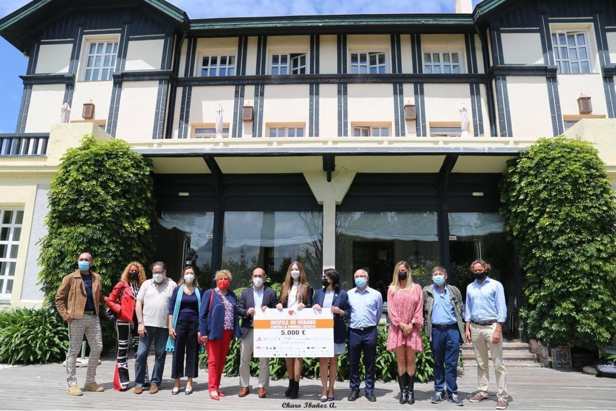 Desfile de Verano Contra la Pobreza Infantil - Entrega Foto de Familia