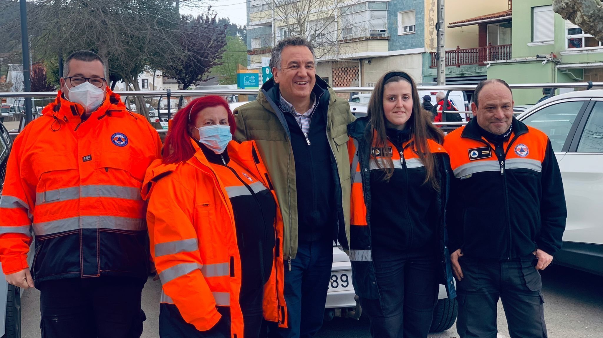 Roberto Brasero, encargado de la subasta, con los miembros de Protección Civil Piélagos