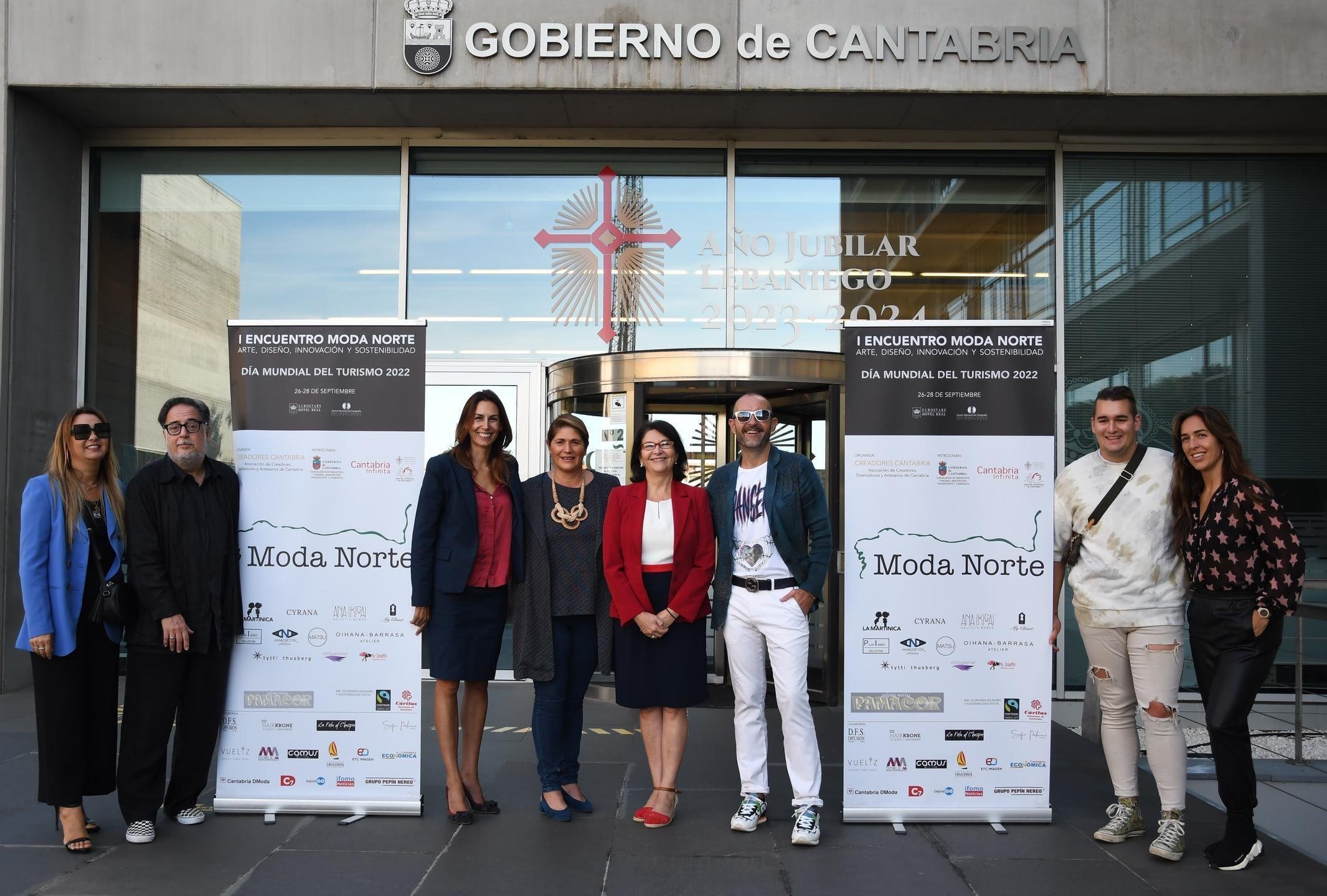 I Encuentro Moda Norte - Foto familia presentació n con directoras generales Turismo y Comercio