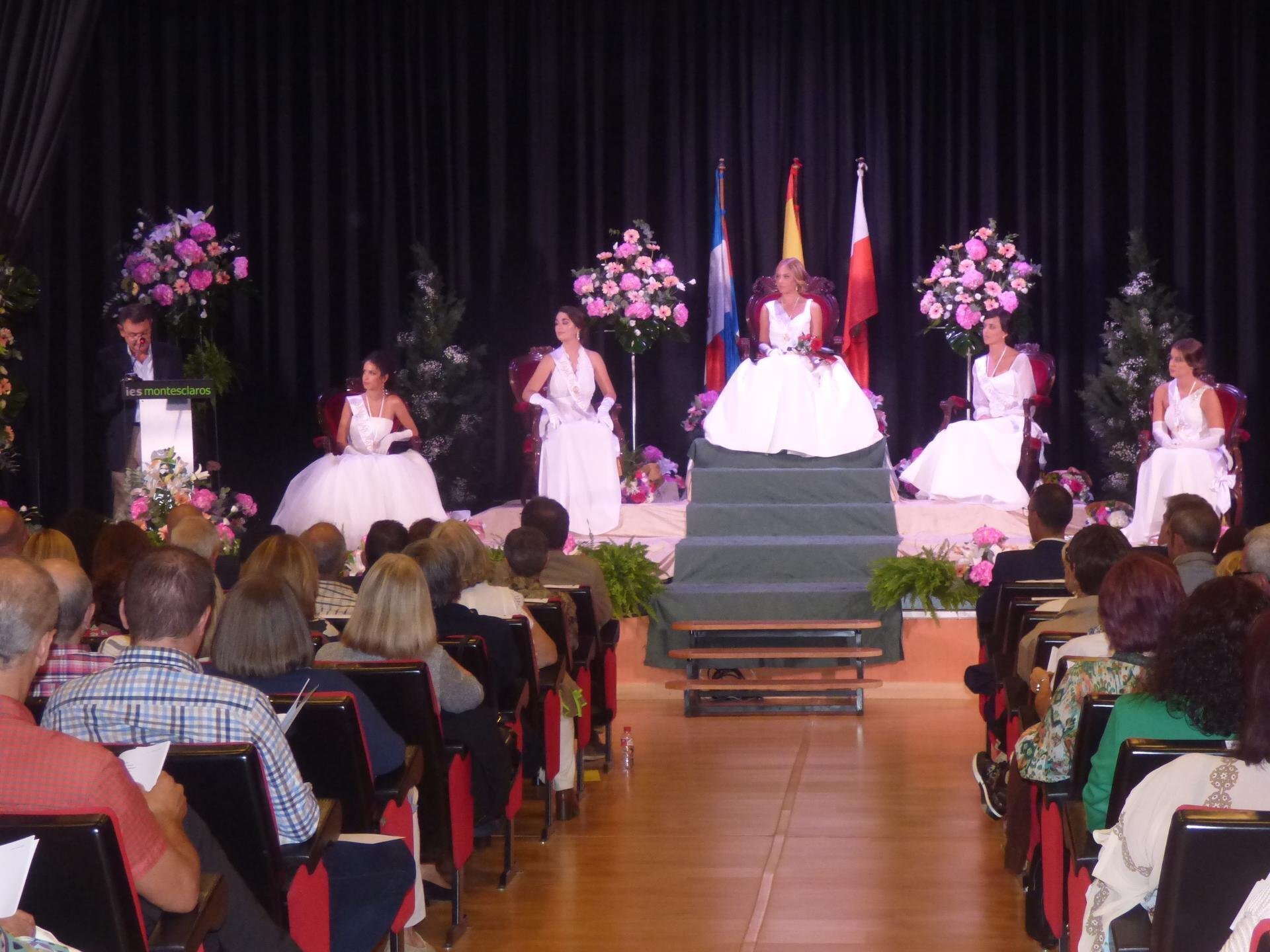 La reina y las damas de San Mateo en el escenario de las Justas Literarias en el IES Montesclaros de Reinosa