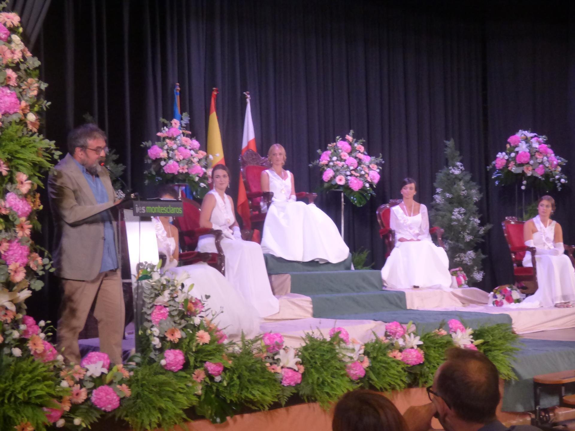 El ganador del concurso nacional de cuentos leyendo su obra-2