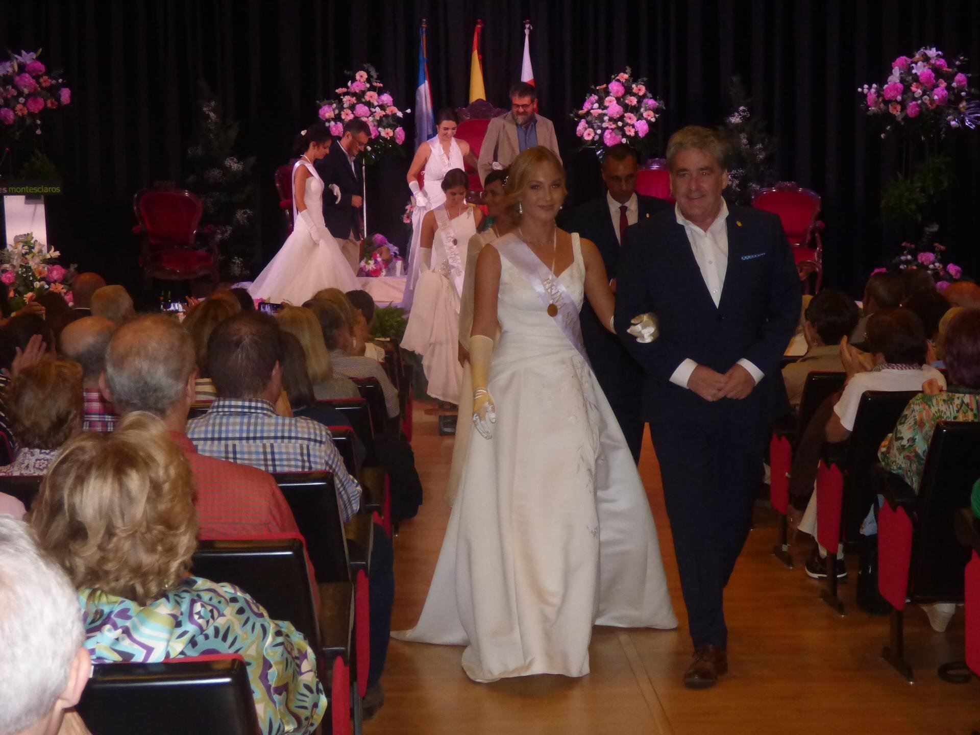 El alcalde de reinosa José Luis López acompañado de la Reina de las fiestas Elena Saiz Fernández