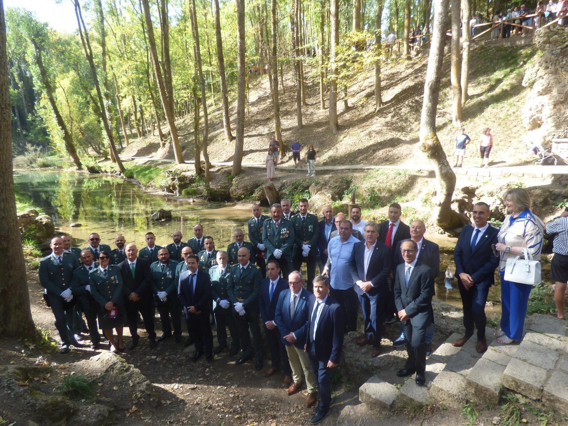 Foto de familia a pies de la pilastra de la Virgen del Pilar