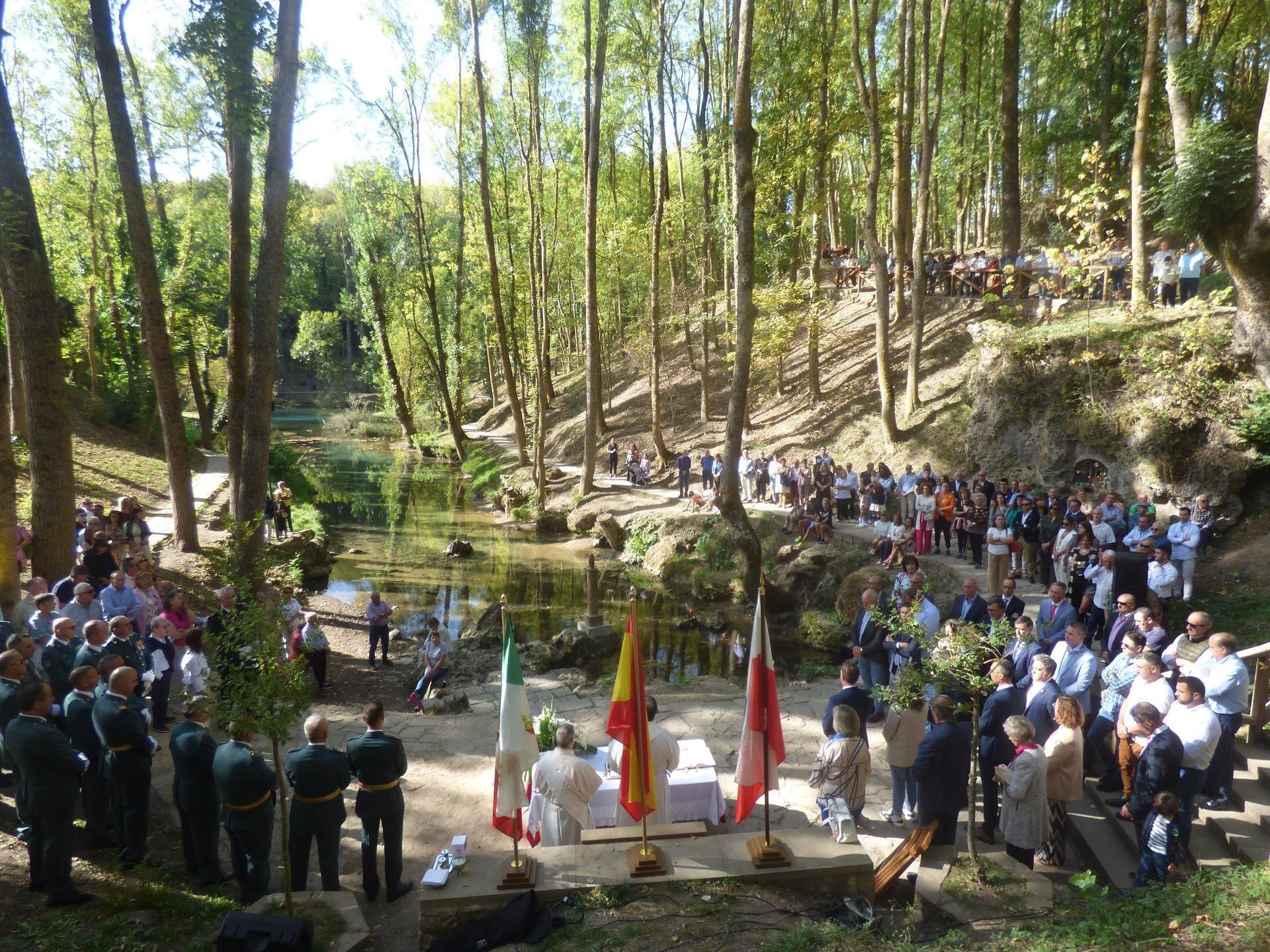 Foto Misa de campaña en honor de la Virgen del Pilar en el Parque del Nacimiento del Ebro
