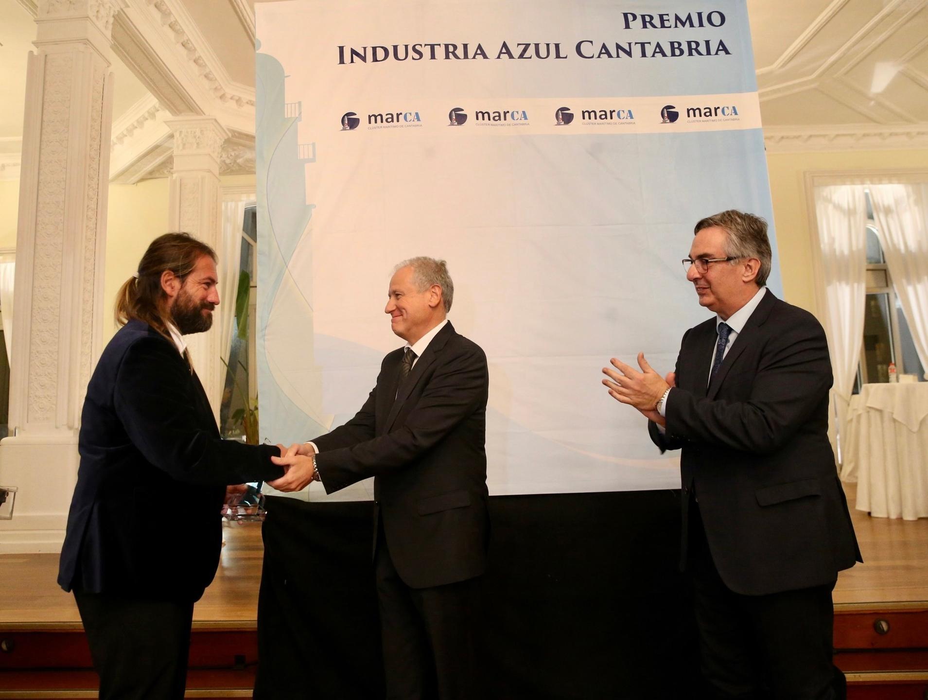 'La Vaca Gigante' recibe el Premio Industria Azul Cantabria del Clúster MarCA