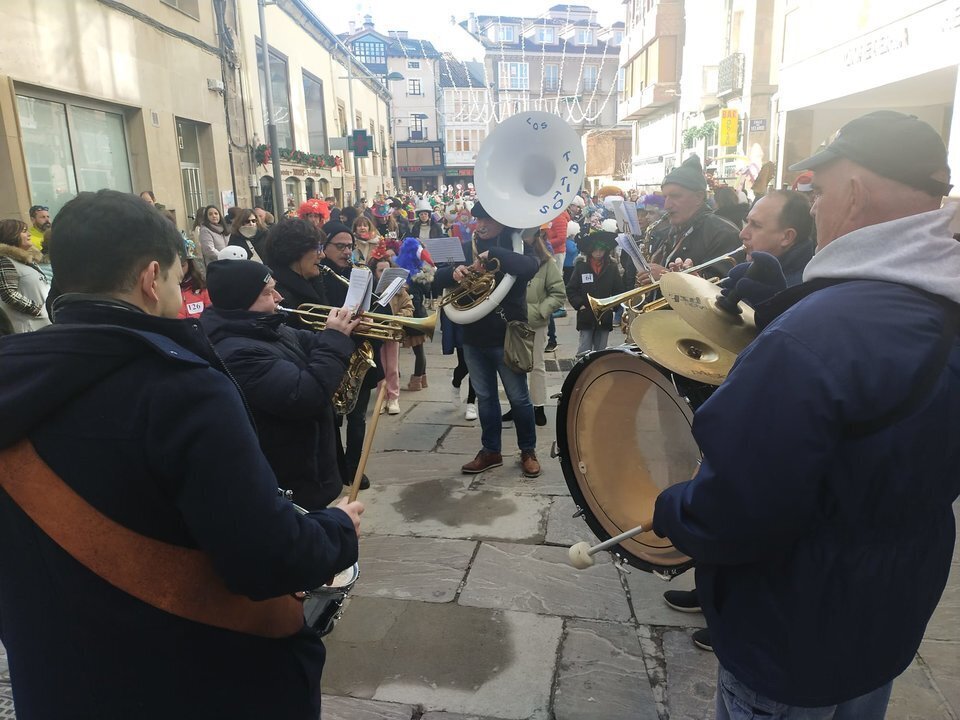 La charanga Los Ojáncanos de Ampuero amenizaron el desfile.