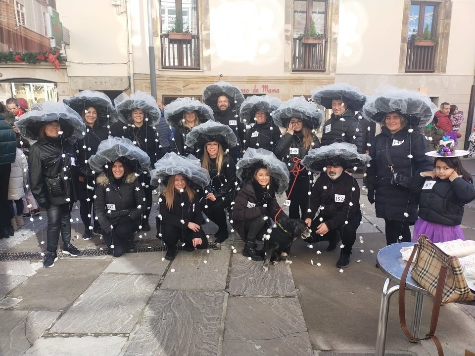 Uno de los grupos concursantes durante el desfile