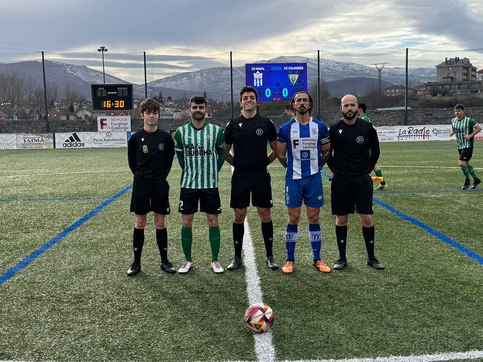 Foto de rigor de los capitanes del partido con el equipo arbitral