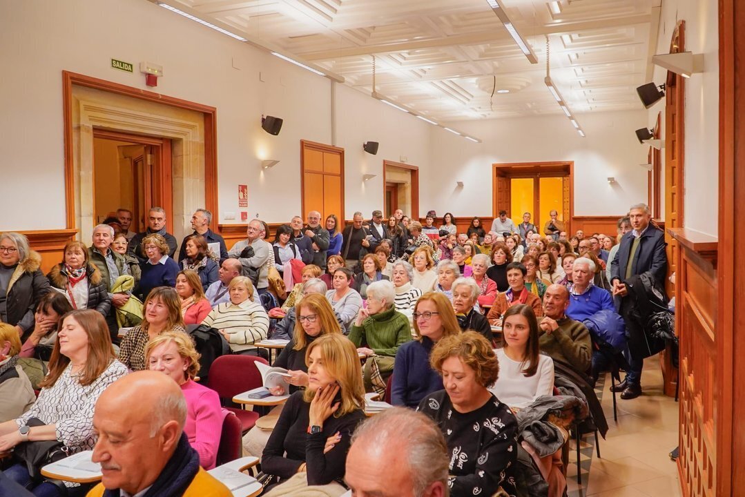 El numeroso público llenó la Sala de la Chimenea de La Casona