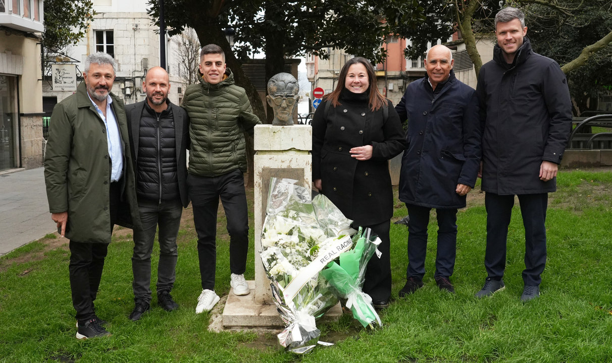 El Racing celebra 111 años "de honor" con una ofrenda floral ante el busto de Pancho Cosío