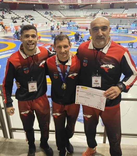Vladislav Furtuna que ganó el oro, acompañado del cuerpo técnico