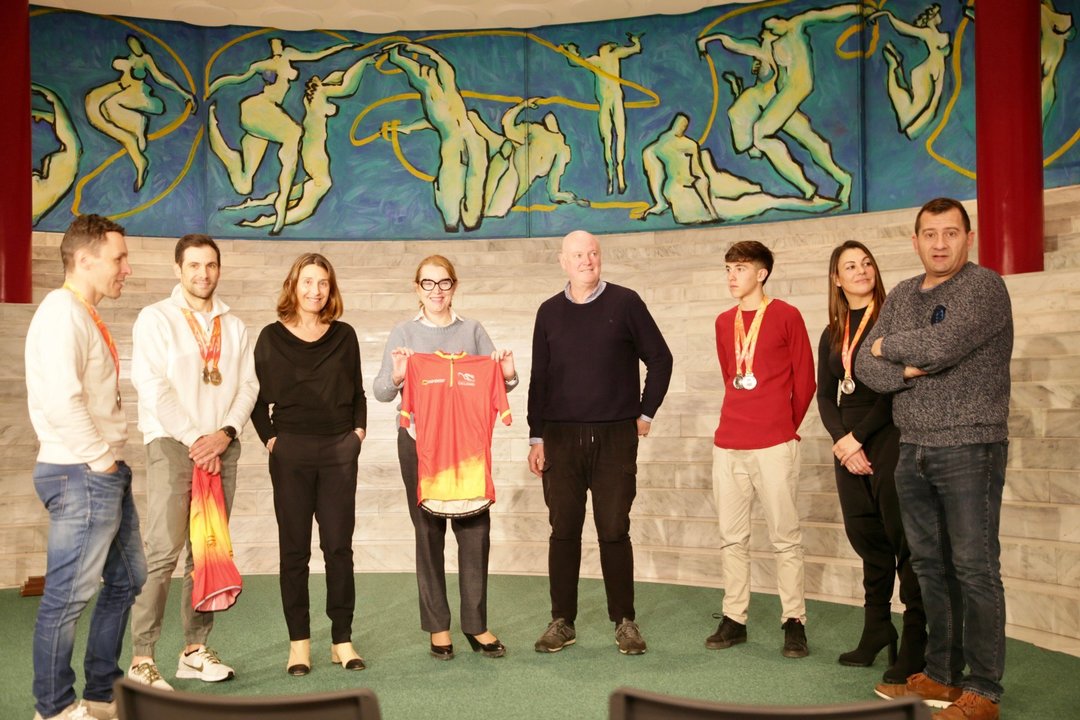 La consejera de Deporte recibe a los siete medallistas cántabros en los recientes Campeonatos de España de Ciclocross