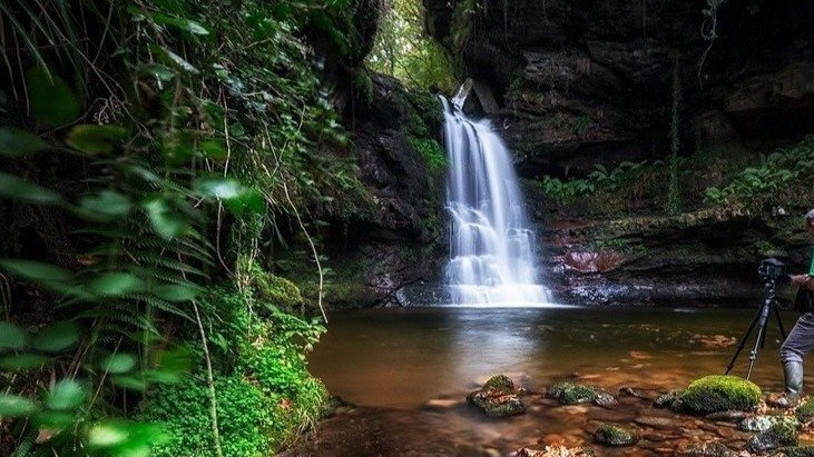 Cascada en la ruta de Cascadas del Yera y el Aján.

Foto de: Turismo de observación