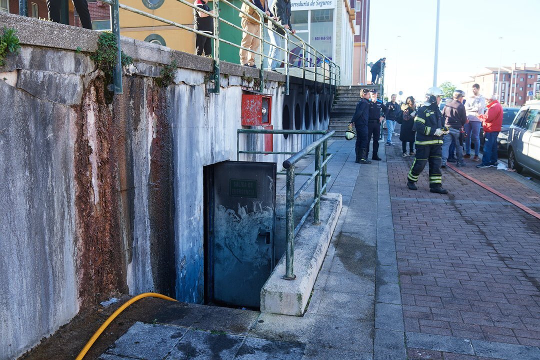 EuropaPress_5880161_bomberos_vecinos_inmediaciones_incendio_garaje_comunitario_calle_jose_maria