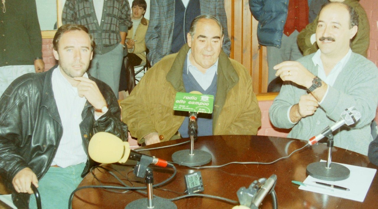 Federico de Marina, Nicanor Gutiérrez y Pedro Luis Gutiérez inauguran la emisora municipal.