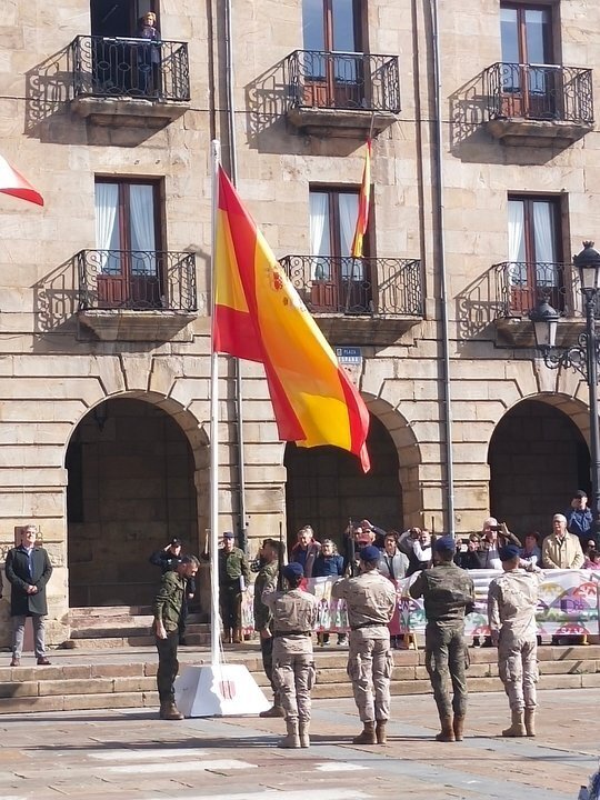 Momento del izado de la bandera en la Plaza del Ayuntamiento de Reinosa